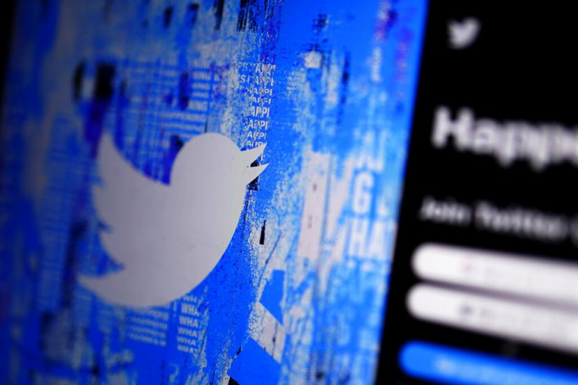 Halaman splash Twitter terlihat di perangkat digital, Senin, 25 April 2022, di San Diego. Perusahaan media sosial Twitter menjalani proses peradilan untuk menentang Pemerintah India yang memerintahkannya memblokir konten di platformnya.