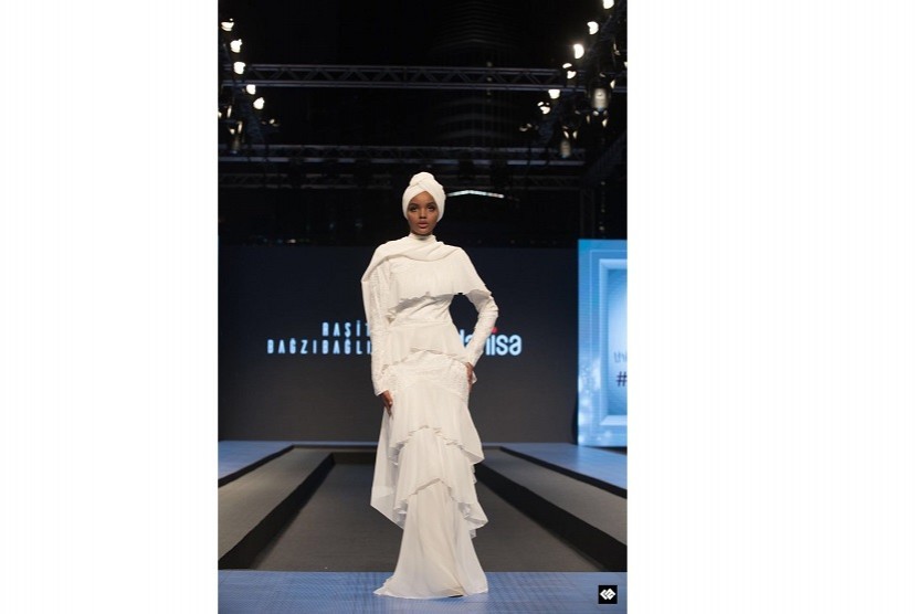 Halima Aden saat tampil di Dubai Modest Fashion Week 2017 dengan hasil riasan dari Carolina Septerita