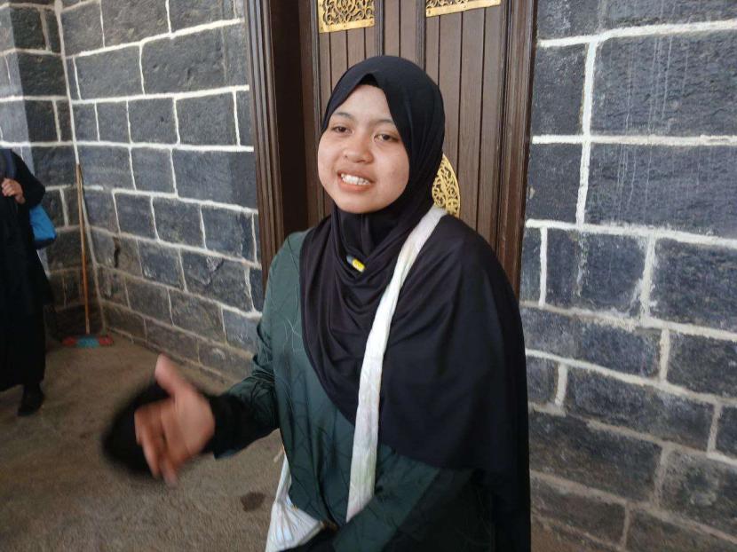 Halima Jadi Alfina (18 tahun) tercatat sebagai jamaah haji termuda 2024. Dia tergabung dalam kloter SOC 42 Embarkasi Donohudan, Boyolali.