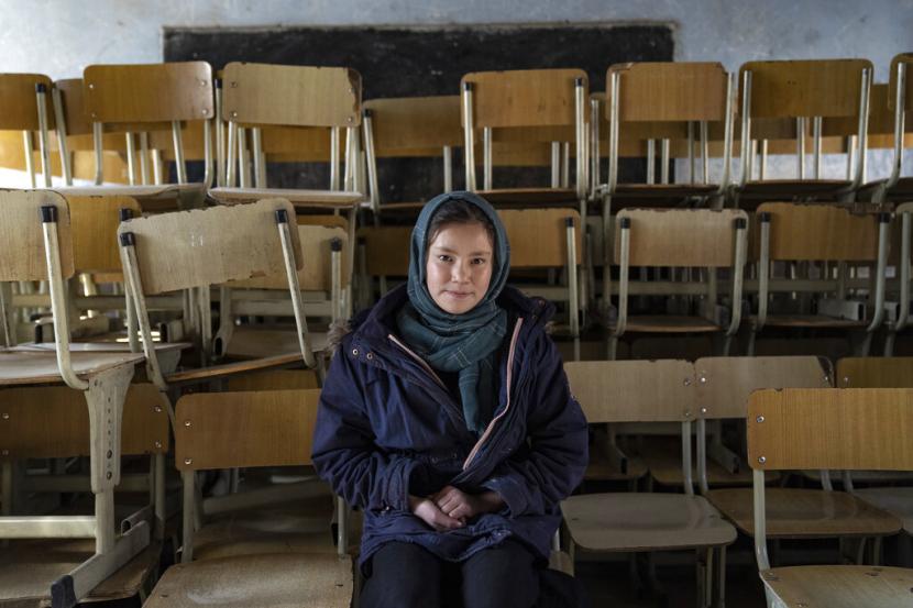 Halimah, siswi berusia 13 tahun, berpose untuk difoto di ruang kelas kosong di Kabul, Afghanistan. Negara itu telah menjadi negara yang paling represif di dunia bagi perempuan dan anak perempuan.
