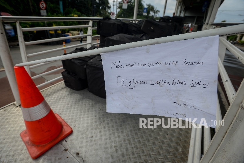  Halte bus Transjakarta yang ditutup akibat pengalihan arus di perempatan Ragunan, Jakarta Selatan, Selasa (10/1).