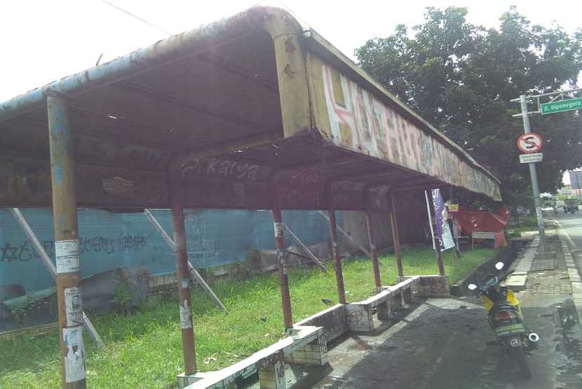 Halte di Jalan Diponegoro, Tambun Selatan, Kabupaten Bekasi kondisinya sangat memprihatinkan. 