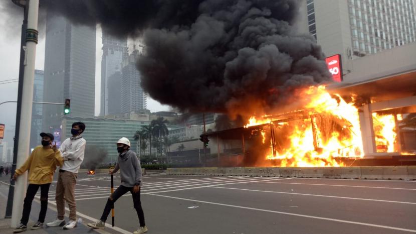 Halte Transjakarta dan Metro Mass Rapid Transit (MRT) Bundaran HI terbakar saat para demonstran dipukul mundur oleh petugas, di Jalan Jenderal Sudirman, Jakarta Pusat, Kamis (8/10). 
