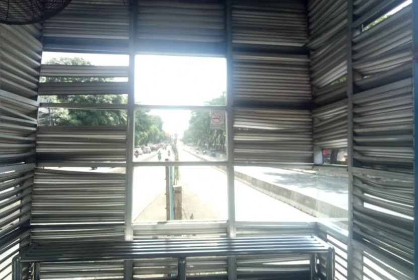 Halte Transjakarta Pasar Rumput, Jakarta Selatan, yang mengalami kerusakan hingga saat ini belum diperbaiki. 