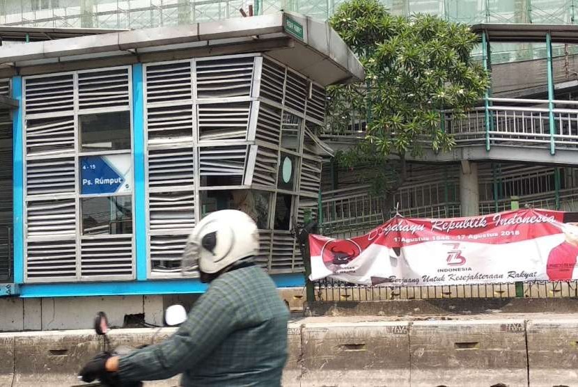 Halte Transjakarta Pasar Rumput yang rusak karena tawuran (ilustrasi)