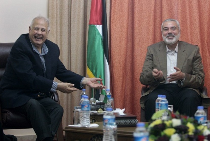 Hamas prime minister Ismail Haniyeh (right) gestures during a meeting with Hanna Nasir, chairman of the Palestinian Central Election Commission (CEC), in Gaza City January 30, 2013. 