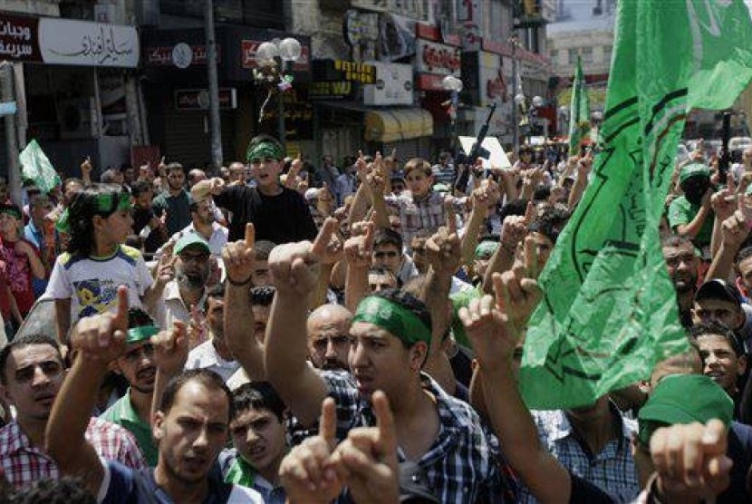 Hamas supporters shout slogans to support people in Gaza and Palestinian negotiators in Cairo, Egypt, during a demonstration in the West Bank city of Nablus on Friday, Aug. 15, 2014. 