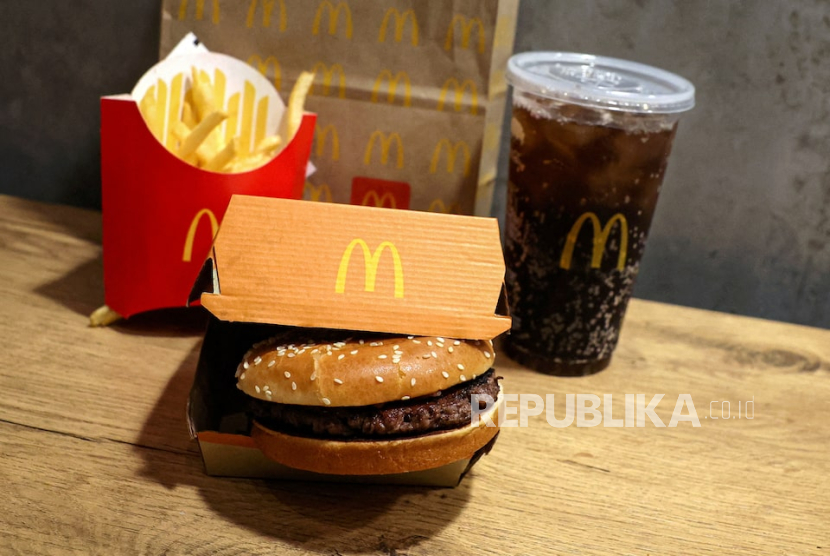 Hamburger Quarter Pounder McDonald's, kentang goreng, dan minuman bersoda, terlihat dalam gambar ilustrasi yang diambil di New York City, AS, 24 Oktober 2024.