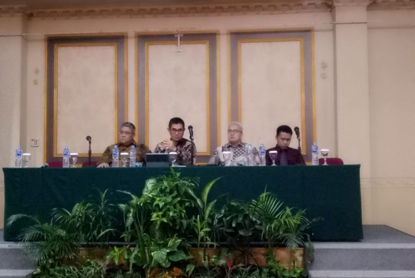 Hamdan Zoelva (kedua dari kiri) dan tim kuasa hukum Desrizal Chaniago, tersangka yang melakukan penyerangan terhadap hakim di PN Jakpus, saat memberikan keterangan pers di Golden Boutique, Gunung Sahari, Jakarta Pusat, Senin (7/10). 