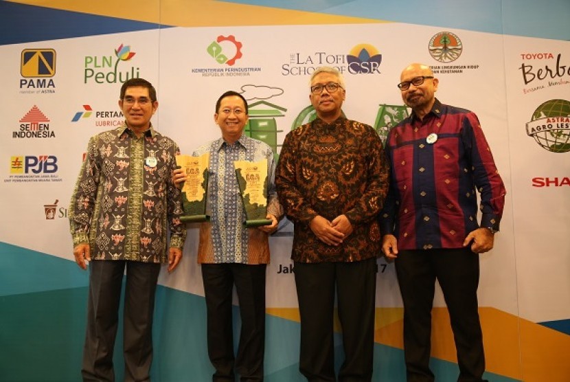 Hamdan Zoelva, senior advisor the latofi school of CSR, Suhendra Wiriadinata, Direktur APP - Sinar Mas, Imam Hendargo Dirjen Kementerian Lingkungan Hidup dan Kehutanan setelah memberikan penghargaan Indonesia Green Award 2017 di Jakarta kemarin.