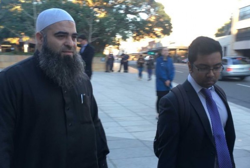 Hamdi Alqudsi meninggalkan Pengadilan Parramatta pada sidang pertamanya, 22 Juni 2016.