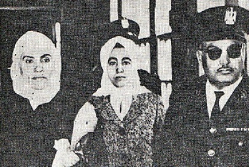 Hamidah Quthb (tengah) dan Zainab al-Ghazali (kiri).