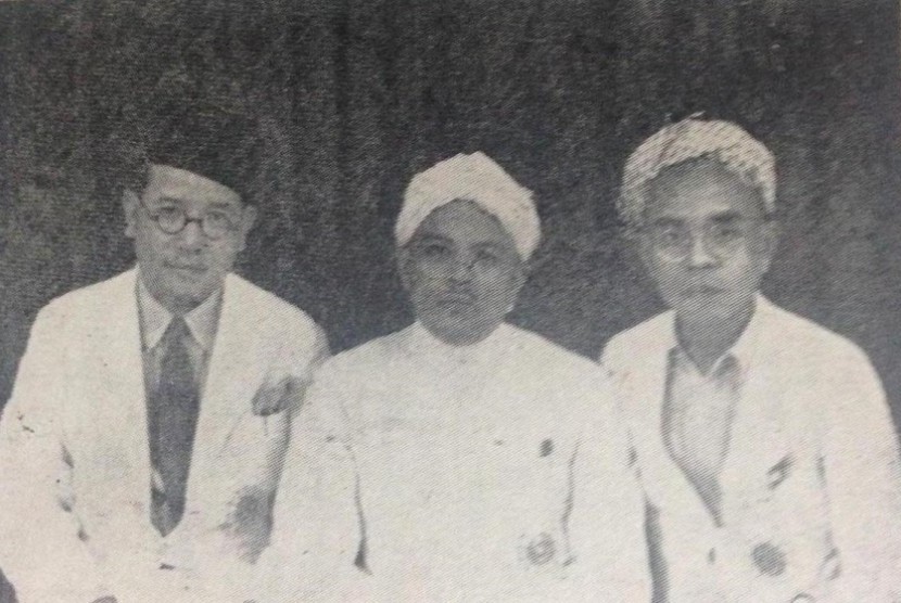 Hamka San bersama-sama Tengku Yafizhan dan Syekh Abdullah Afifudin menghadiri konferensi ulama di Syonato (Singapura) yang diadakan Jepang (1943).