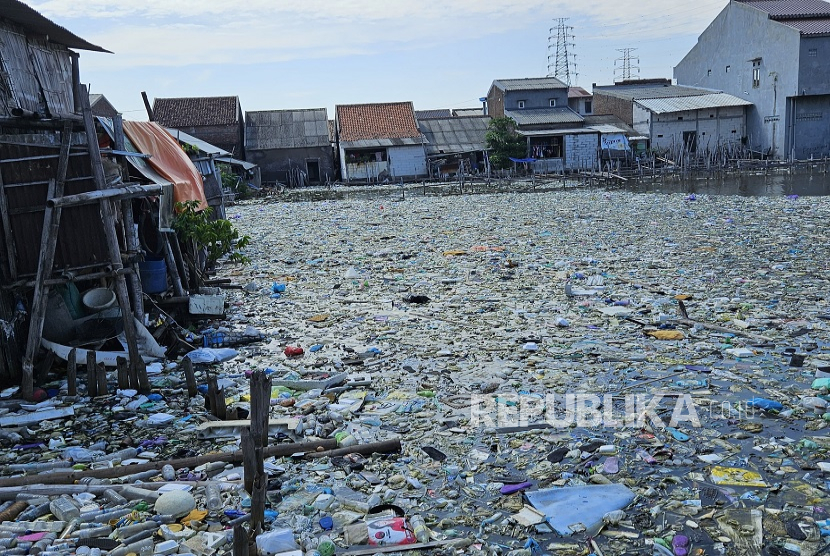 Hamparan sampah di kolam bekas tambak yang berlokasi di Kelurahan Tanjung Emas, Semarang Utara, Kota Semarang, Jawa Tengah (Jateng), Selasa (1/7/2025). Tak adanya tempat pembuangan sampah sementara dan kebiasaan warga membuang sampah sembarangan menjadi penyebab munculnya hamparan sampah tersebut.