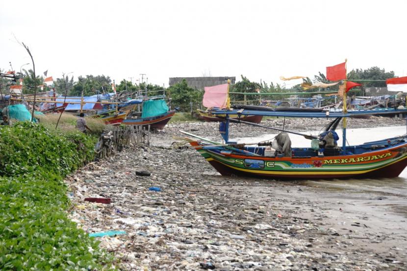 Sampah terlihat menumpuk di kawasan pesisir pantai Desa Dadap, Kecamatan Juntinyuat, Kabupaten Indramayu, Senin (17/1/2022). 