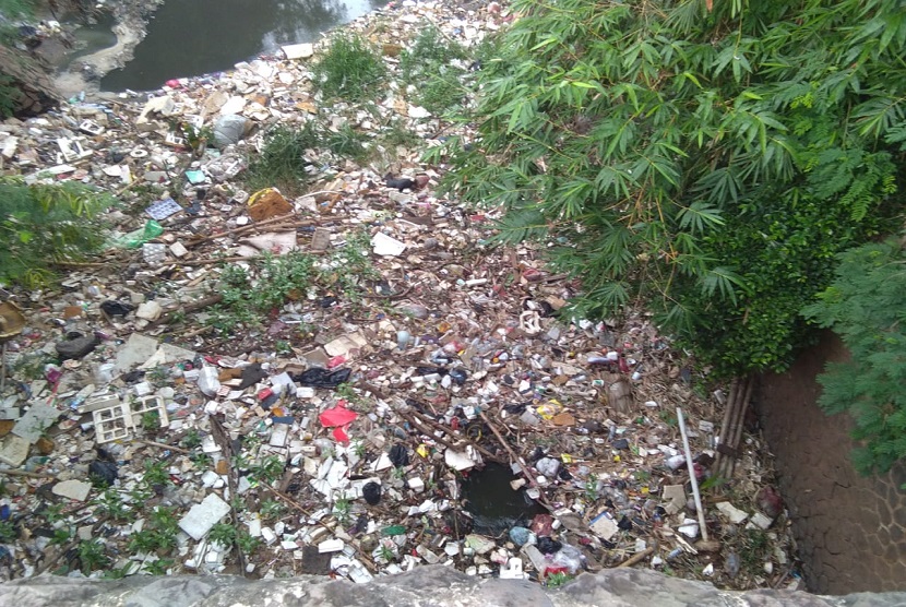 Hamparan sampah menumpuk di sungai Kali Jambe, Tambun Selatan, Kabupaten Bekasi