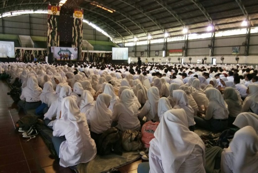 Hampir sebanyak 3.000 pemuda mulai dari pelajar hingga perwakilan organisasi pemuda se-DKI Jakarta, mengikuti kegiatan Gerakan Membaca Kitab Suci yang digelar di GOR Kopassus, Cijantung, Jakarta Timur, Jumat (24/11).