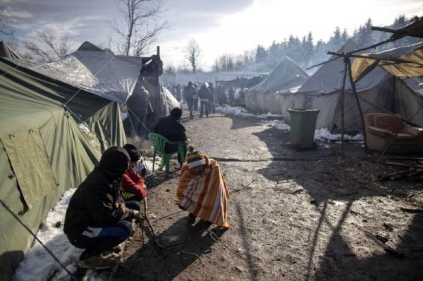 Hampir seribu migran menghadapi kondisi musim dingin yang tak kenal ampun tanpa perlindungan pada hari Kamis setelah dipaksa kembali ke kamp bekas kamp mereka di Bosnia yang terbakar habis