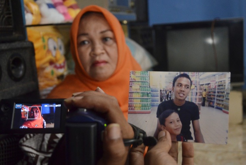 Hamsiar, bibi dari Renaldi alias Aldi (25) salah satu awak Kapal Brahma 12 yang disandera kelompok milisi bersenjata Abu Sayyaf di Filipina diwawancarai di rumahnya di Tallo, Makassar, Sulawesi Selatan, Jumat (8/4). 