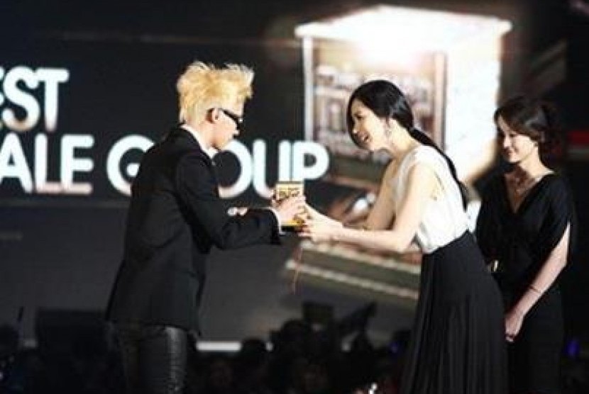 Han Ga In saat menyerahkan award ke G Dragon