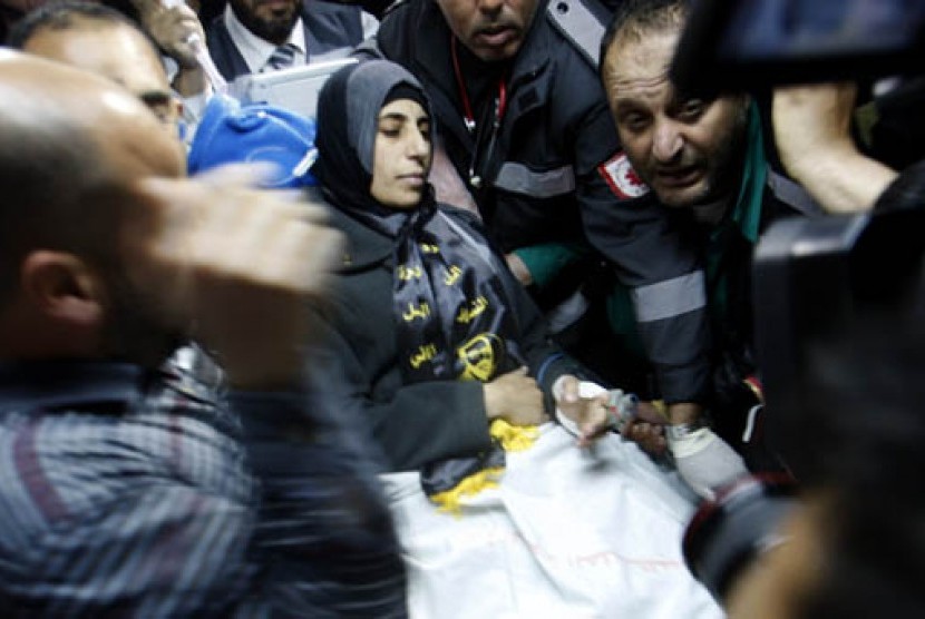 Hana Shalabi saat tiba di RS Al Shifa di kota Gaza, Ahad (1/4). (Hatem Moussa/AP)    