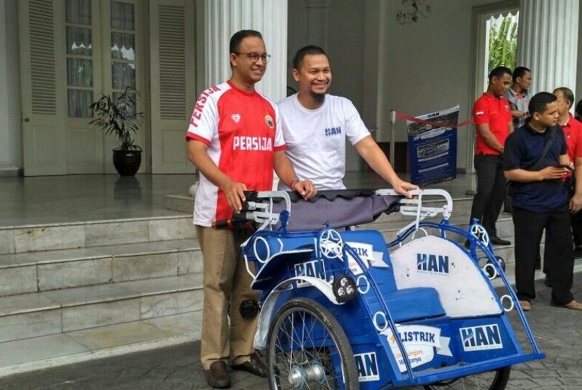 Hanafi Rais memberikan contoh becak listrik kepada Anies Baswedan.