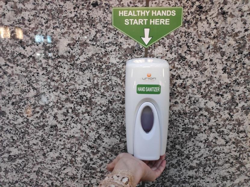 Hand sanitizer. Pemakaian hand sanitizer berkali-kali dalam sehari dapat mendatangkan masalah kulit.