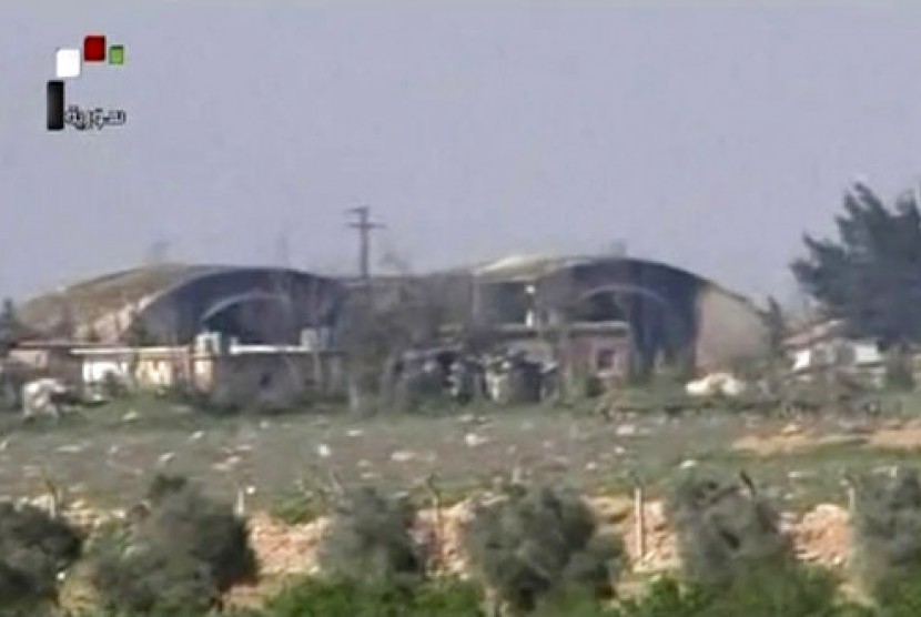Hanggar pesawat di Pangkalan Udara Shayrat, Suriah yang terbakar dan rusak. Lebanon telah mengecam serangan udara yang dilancarkan Israel ke Suriah.