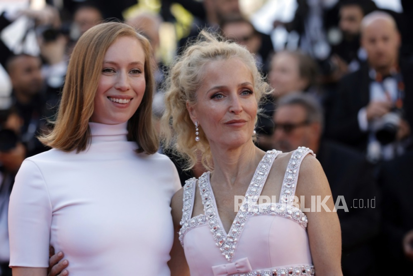 Hannah Einbinder (kiri).  Aktris Hannah Einbinder dan Susan Sarandon termasuk di antara sekitar 100 demonstran yang ditahan polisi di New York City saat memprotes Perdana Menteri Israel Benjamin Netanyahu, yang dijadwalkan berpidato di Majelis Umum PBB. 
