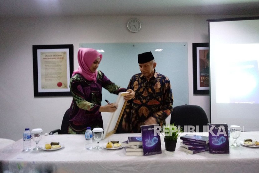 Hanum Rais dan Amien Rais dalam acara bedah buku I Am Sarahza di Kantor Republika, Jakarta Selatan, Kamis (26/4).