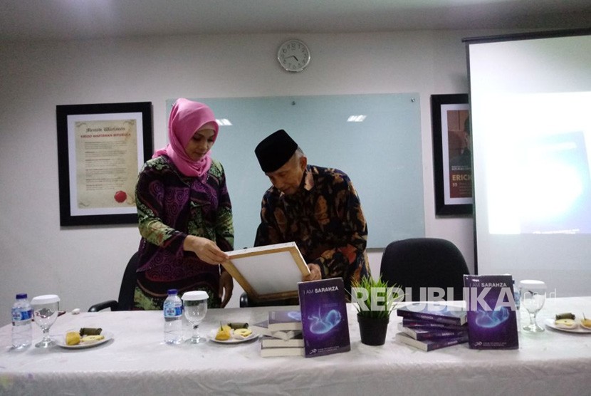 Hanum Rais dan Amien Rais dalam acara bedah buku I Am Sarahza di Kantor Republika, Jakarta Selatan, Kamis (26/4)