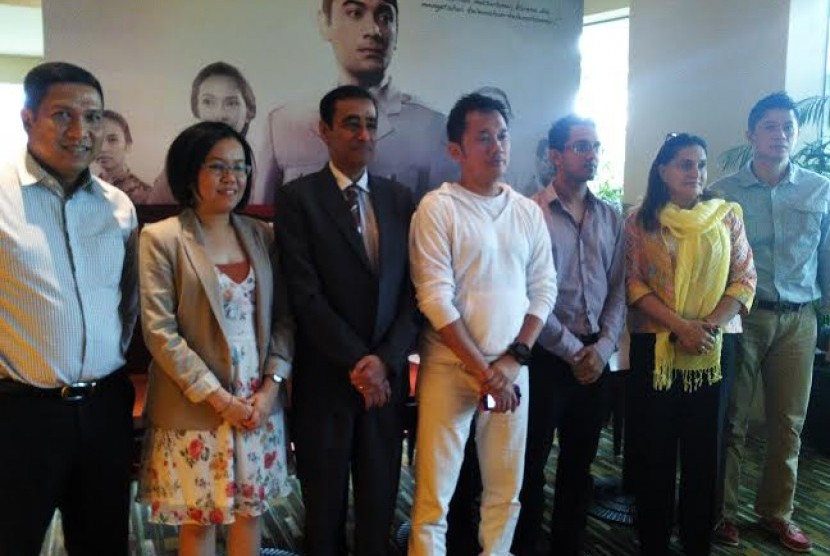 Hanung Bramantyo (baju putih) bersama tim dari Multivision Plus dalam jumpa pers soal gugatan film Soekarno. 