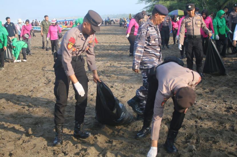 Hanya dalam hitungan tiga jam kawasan Pantai Barat Pangandaran yang menjadi tujuan utama wisatawan kembali bersih. 