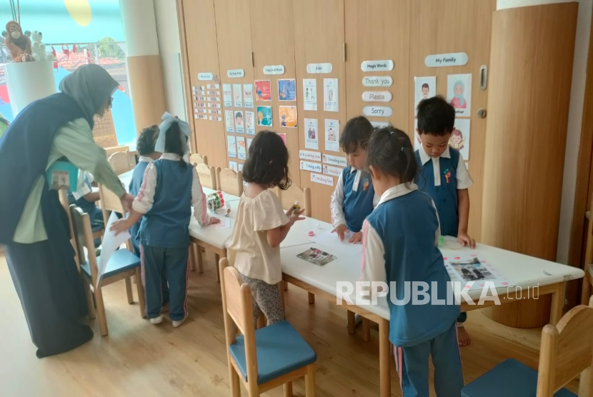 Happy Hope International Preschool dan BATAS Learn&Play bersinergi menciptakan ekosistem pendidikan terintegrasi yang berfokus pada anak usia 1-7 tahun. Sejak diluncurkan pada Desember 2024, keduanya berkomitmen menyediakan fondasi kuat bagi perkembangan anak melalui pendidikan formal dan ekstrakurikuler.