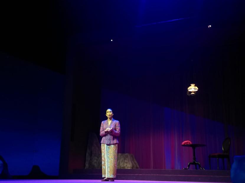 Happy Salma memerankan sosok Inggit Garnasih dalam teater musikal 