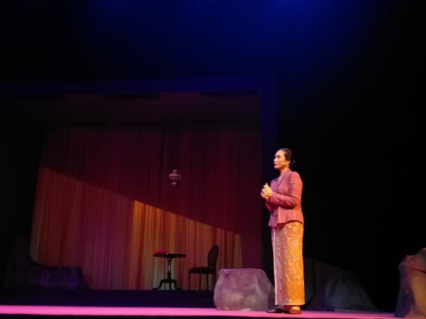 Happy Salma memerankan sosok Inggit Garnasih dalam teater musikal 