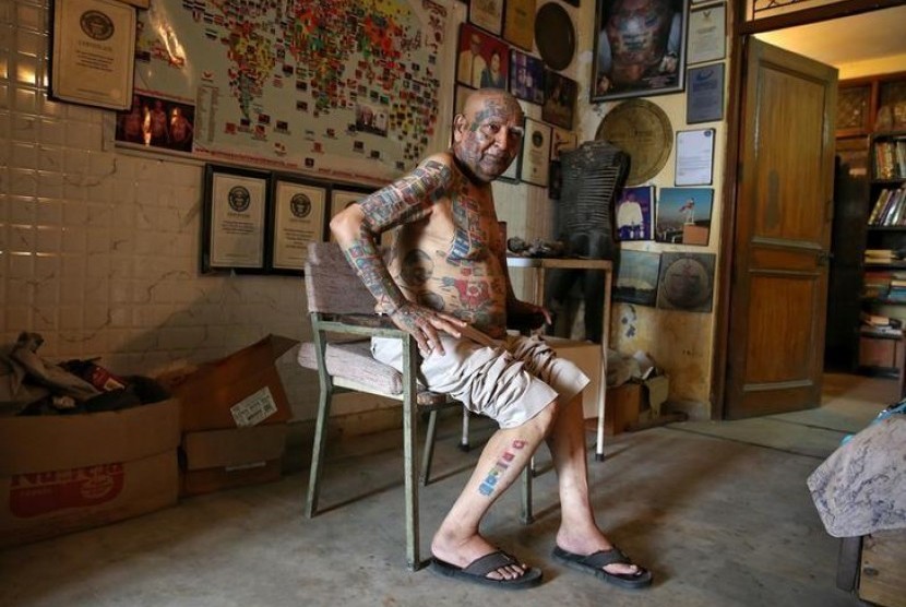 Har Parkash Rishi (74 tahun) berusaha memecahkan rekor dunia Guinness dengan membuat 500 tato bendera dari berbagai negara dan para pemimpin dunia di tubuhnya. 