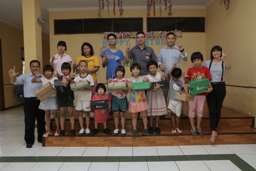  Hardaya Plantations Group (HPG) memberian bantuan 48 pasang sepatu olahraga untuk anak-anak panti Yayasan LPA Guna Nanda yang berlokasi di kawasan Cakung, Jakarta Timur, Selasa (6/12).