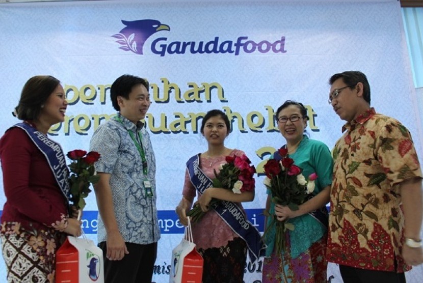  Hardianto Atmadja CEO GarudaFood Group(*batik biru) ditemani oleh Rudy Brigianto Director GarudaFood Group (*berkacamata)berbincang dengan Finalis  “Perempuan Hebat GarudaFood” yang diadakan dalam rangka hari Kartini di kantor Pusat, Jakarta (21/4).