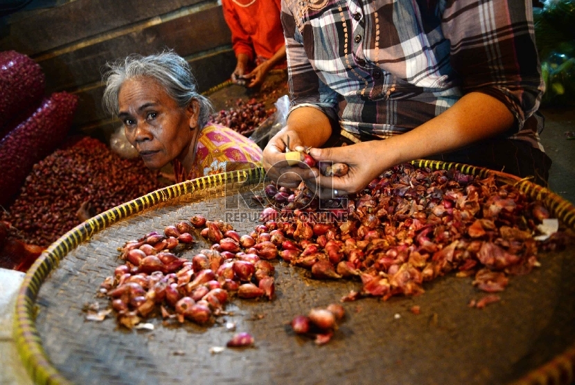 Harga Bawang Merah Naik: Pedagang memilah bawang merah di Pasar Senen, Jakarta, Senin (18/5).