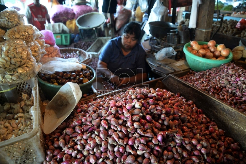 Harga Bawang Merah Naik: Pedagang memilah bawang merah di Pasar Senen, Jakarta, Senin (18/5).