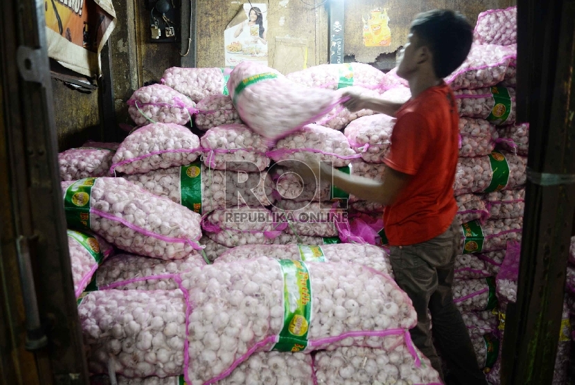 Pedagang memilah bawang putih di Pasar Senen, Jakarta Pusat.