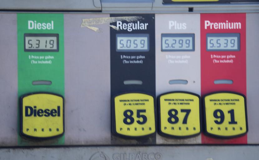 Harga bensin ditampilkan di pompa di stasiun (SPBU) Conoco Rabu, 9 Agustus 2023. Inflasi Amerika Serikat (AS) pada Juli mencapai 3,2 persen secara tahunan.