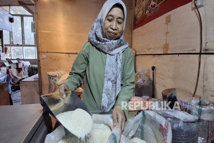 Harga Beras di Pasar Atas Baru Kota Cimahi, Jawa Barat Terpantau Masih Tinggi.