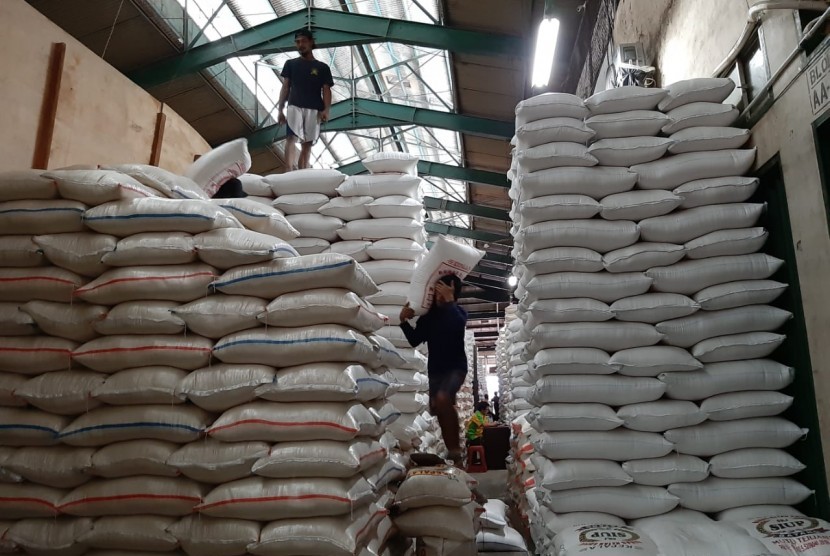 Harga beras medium melambung tinggi dalam satu hari. Stok beras medium yang terus menipis dan langka membuat pedagang menaikkan harga. Pasar Induk Beras Cipinang,  Jakarta, Selasa (13/11). 