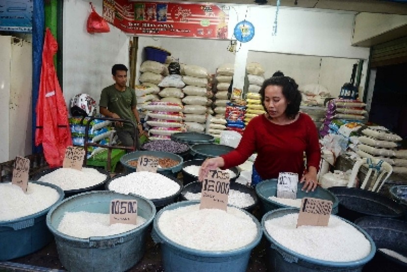 Harga beras naik di Pasar Rumput, Jakarta Selatan, Senin (23/2).