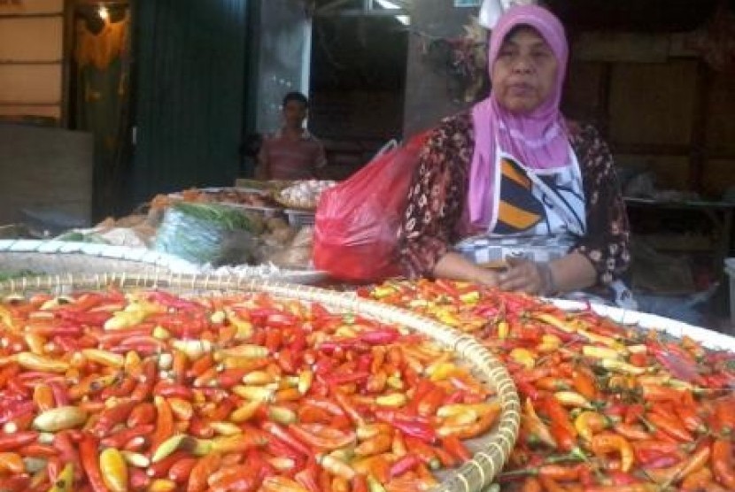 Harga cabai rawit merah di Depok melonjak setelah kenaikan harga BBM pada Jumat (20/6) lalu. 