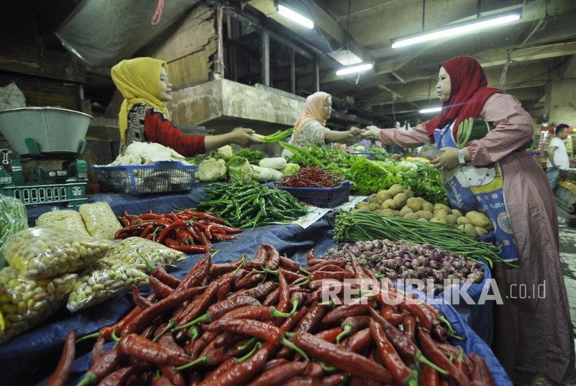 Harga Cabai Turun: Sorang pedagang melayani pembeli di Pasar Kosambi, Kota Bandung, Senin (11/7). Usai lebaran harga bahan baku seperti cabai turun dari 80ribu perkilo menjadi 50ribu perkilo. 