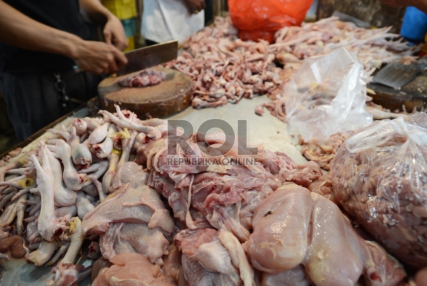 Harga Daging Ayam Naik. Pedagang memotong ayam untuk kemudian dijual kepada konsumen di Pasar Senen, Jakarta Pusat, Senin (20/7). 