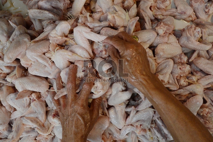 Harga Daging Ayam Naik. Pedagang memotong ayam untuk kemudian dijual kepada konsumen di Pasar Senen, Jakarta Pusat, Senin (20/7). 